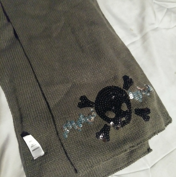 Joe Boxer Accessories - Gray Scarf with Skull Details